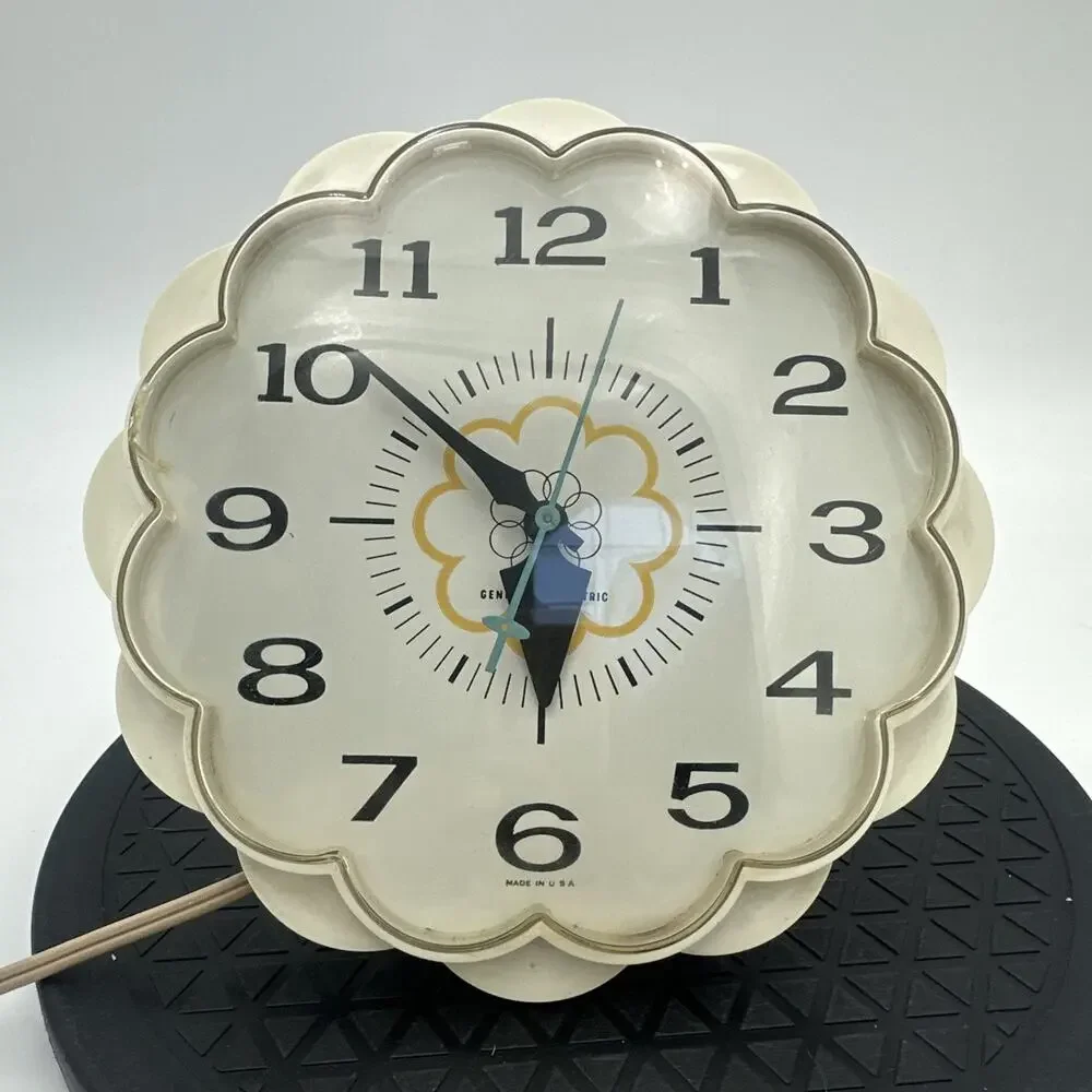 GE General Electric Clock Model 2150 White Daisy 1970's Vintage Electric